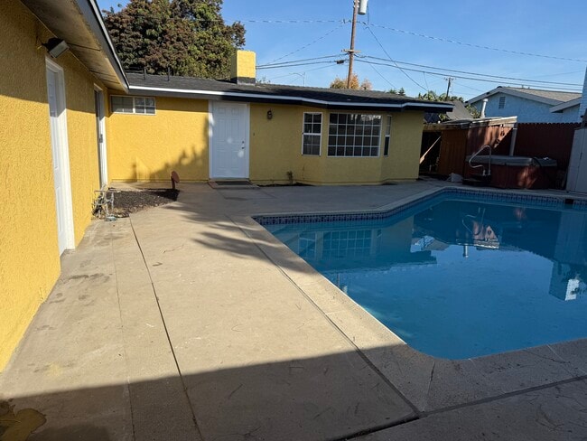 Foto del edificio - 2435 W Broadway