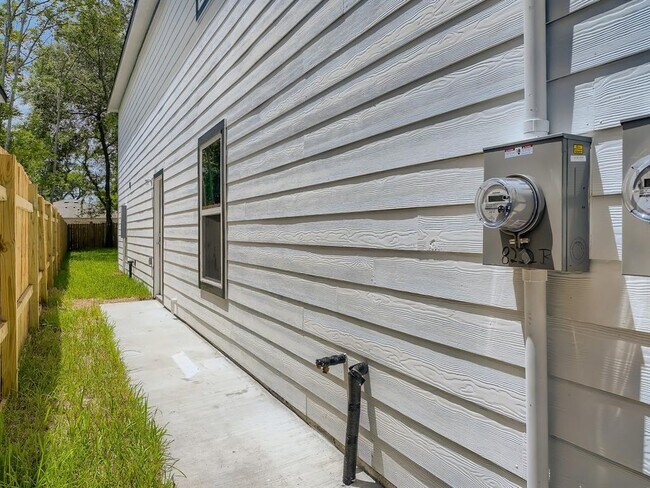 Building Photo - 8222 Crestview Dr