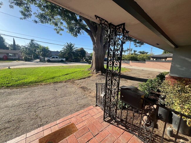 Building Photo - Spacious 4 bedroom, 2 bath single family home