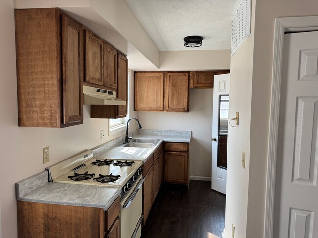 Building Photo - Newly Remodeled 2BR/1.5BA Townhouse – Prim...