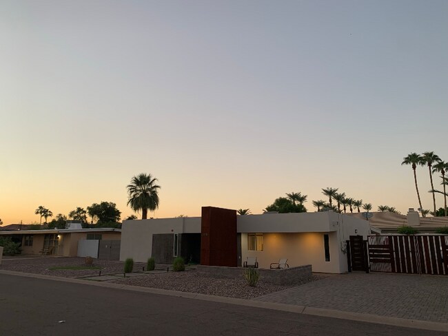 Foto del edificio - 7114 E Orange Blossom Ln