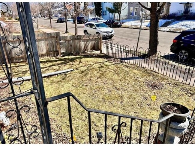 Building Photo - 947 6th St E