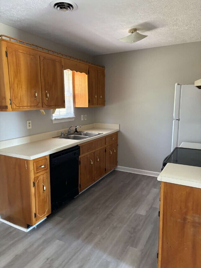 Foto del edificio - "Charming 3-Bedroom Home with Cozy 987 Sq Ft Living Space in Oak Grove!"