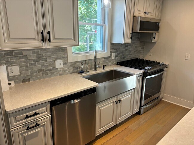 Building Photo - Beautiful home in EGR, walking distance to...