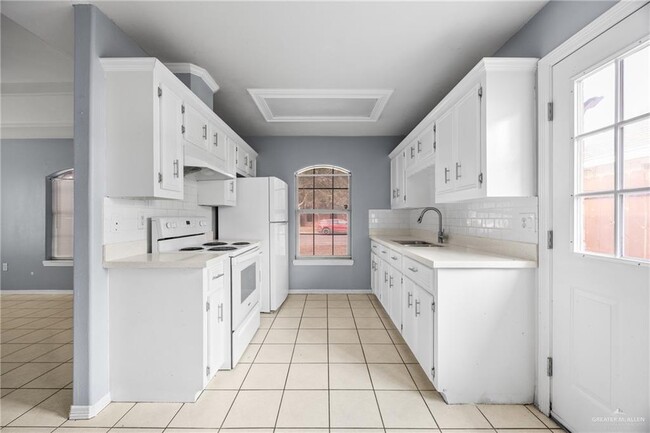 Building Photo - 24 Erica