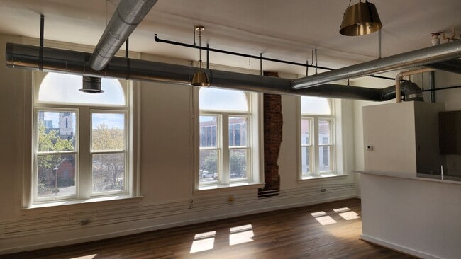 Building Photo - Flowers Building Condominiums Convenient To Downtown!!