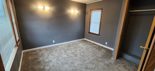 Building Photo - Spacious 3 Bedroom, 1 Bathroom with bonus ...