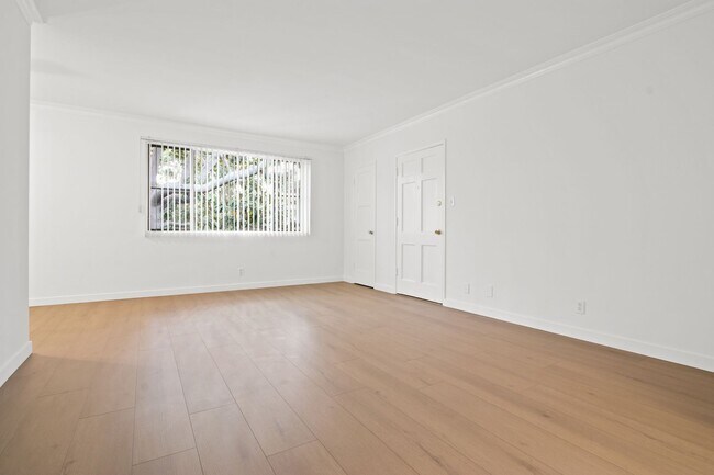 Foto del edificio - 3144-3152 S Barrington Ave