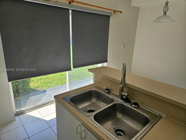 Foto del edificio - 8846 W Flagler St