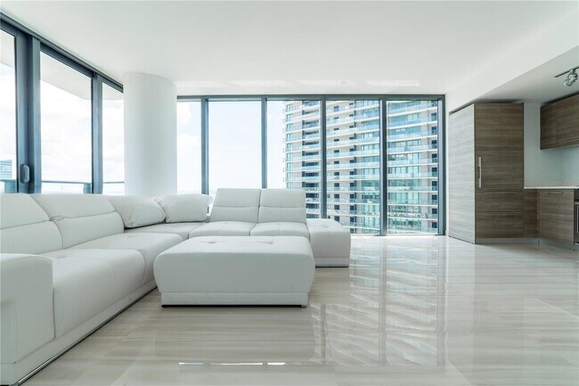 Foto del edificio - 650 NE 32nd St