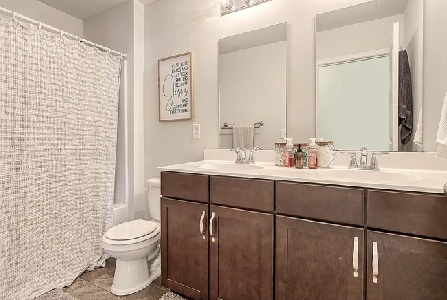 Shared Bathroom - 9798 Seed St