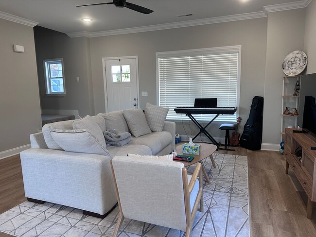 Building Photo - BEAUTIFUL TOWNHOME