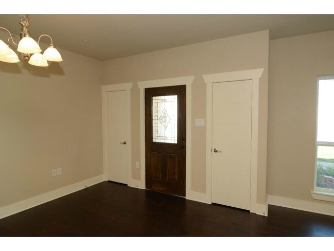 Building Photo - 309 S Kealy Ave