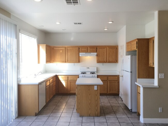 Building Photo - Gorgeous 3 Bed/ 2.5 Bath Home In Green Valley