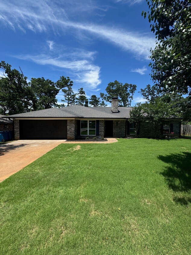 Primary Photo - 302 Woodhaven Dr