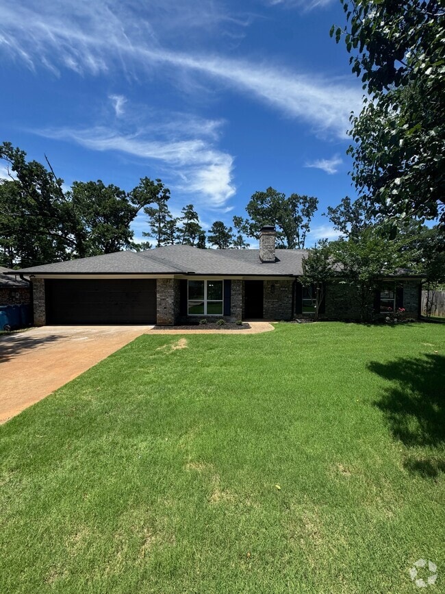 Building Photo - 302 Woodhaven Dr