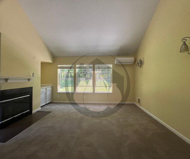 Foto del edificio - Charbonneau Area-  Spacious upstairs unit
