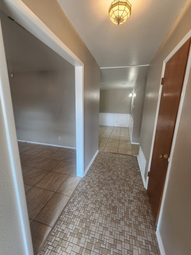Foto del edificio - 3 bed 2 bath home, 2 car garage