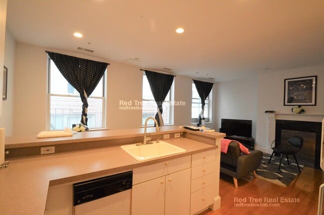 Building Photo - 140 Boylston St