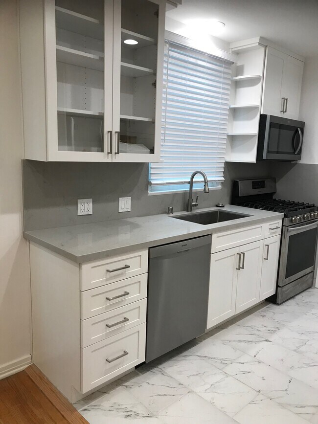 Cocina nueva, vista al noreste - 144 S Roxbury Dr