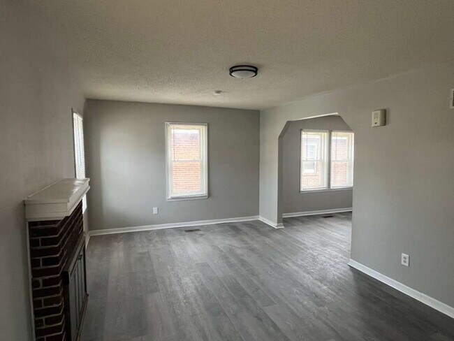 Building Photo - "Charming 3-Bed, 1 bath Retreat with Beautiful Floors on Laura Avenue!"