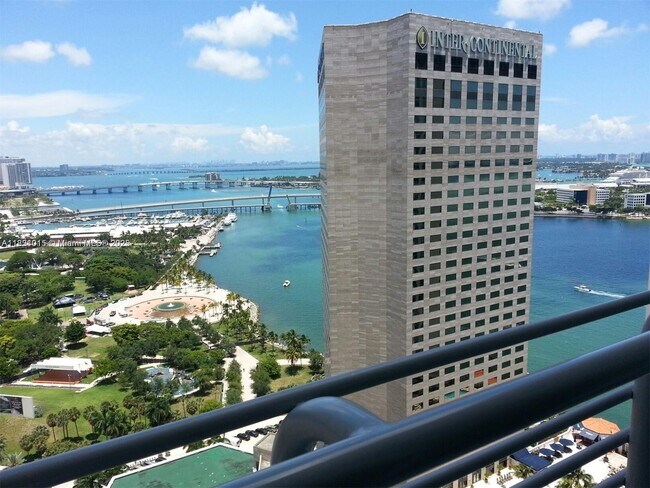 Foto del edificio - 325 S Biscayne Blvd