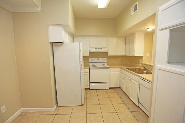 Building Photo - 8646 Village of Fondren