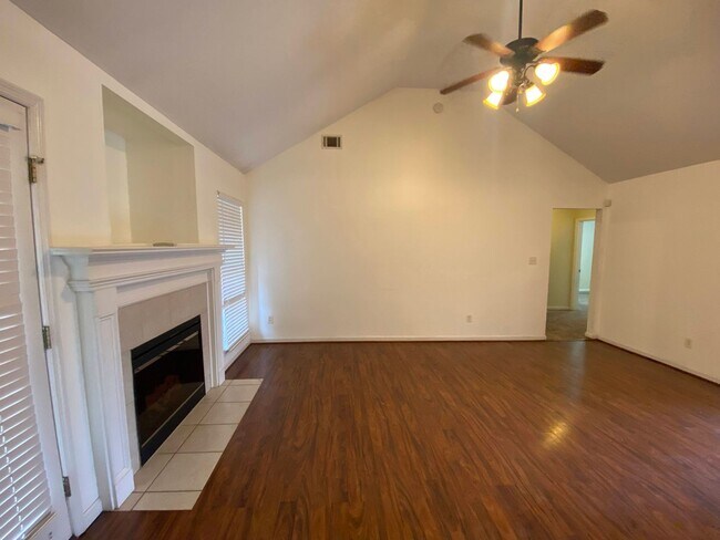 Building Photo - 3/2 Ashland commons - double garage & priv...