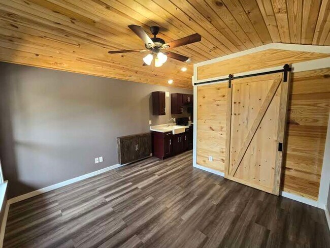 Building Photo - Charming 1-Bedroom Cottage West of Batesvi...