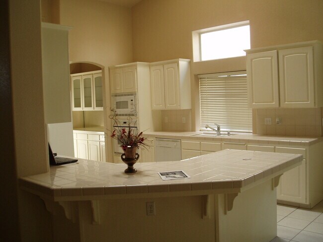 Building Photo - Beautiful 4 Bedroom home in the Clovis Dis...
