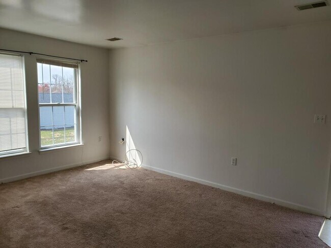 Foto del edificio - 339B Woodpoint Ave.