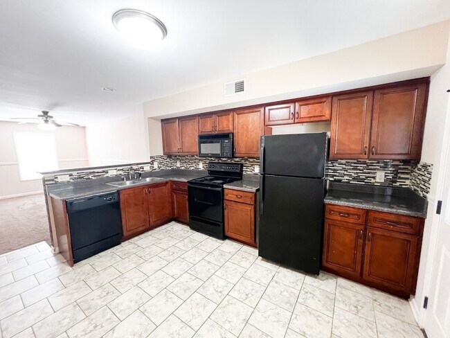 Foto del edificio - 2 Bedroom 1.5 Bathroom Townhome