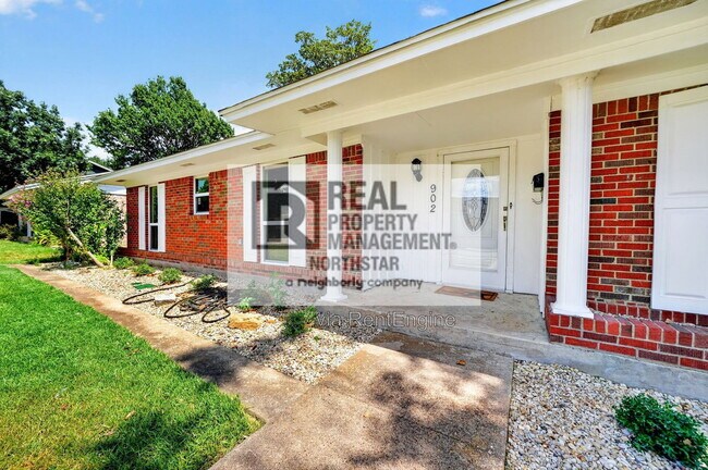 Building Photo - 902 Arrowhead Dr