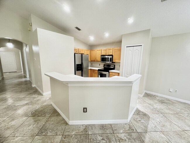 Foto del edificio - Beautifully Updated 4/3, Gated Community, ...