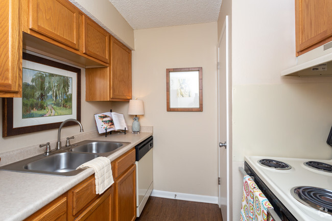 1BR,1BA-737sft - Oak Hollow Apartments