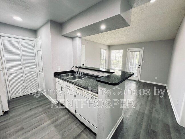 Foto del edificio - 5500 Devonbriar Way