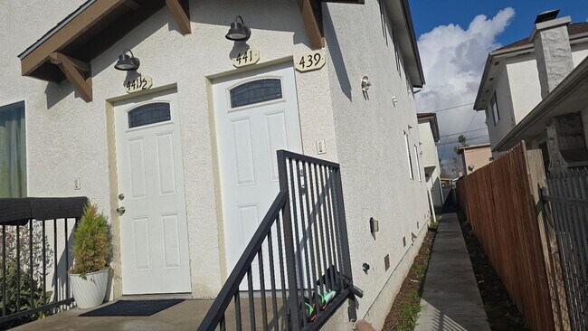 Foto del edificio - All Bed& Bath at 1st 2CAR Assigned Parking Space at back with access alley,tile &laminate floorin...