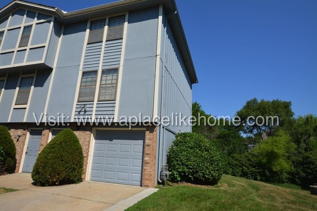 Building Photo - 422 NE Timbercreek Dr Lees Summit MO 64086