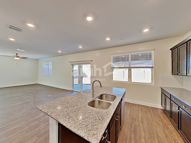 Building Photo - 5926 W Columbine Dr