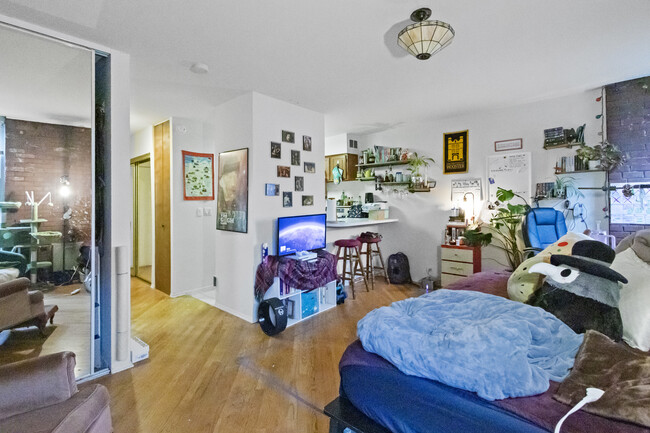 Building Photo - 636 W Webster Ave