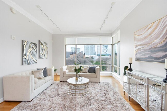 Foto del edificio - 2211 Briarglen Dr
