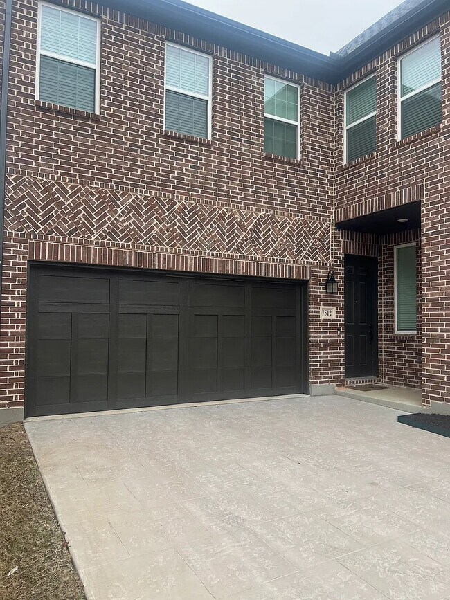 Foto del edificio - Room in House on Jones Dr