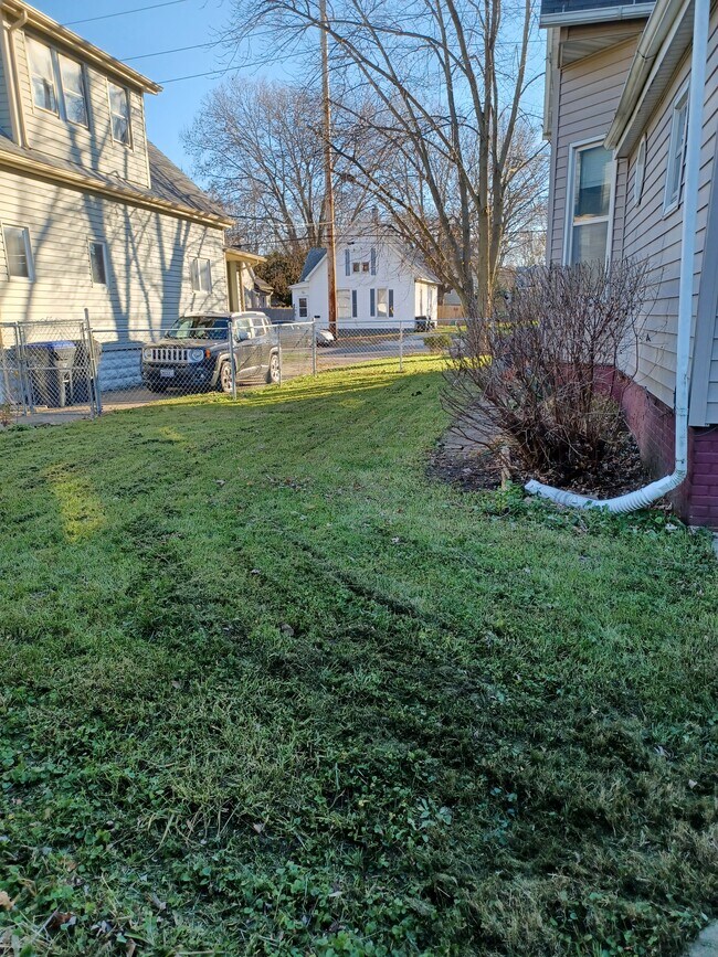 side yard partially fenced - 815 W Oakland Ave