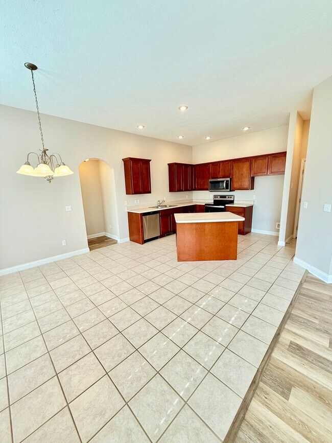 Foto del edificio - 3 Car Garage, South East Springfield - Cal...