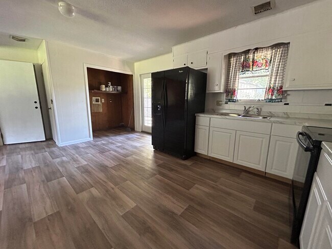 Building Photo - 119 Pottawattamie Dr