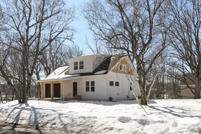 Building Photo - 2305 Bayview Pl