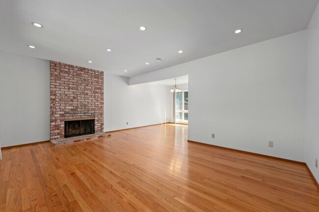 Foto del edificio - 5 bed/2.5 bath single family home in W. Sa...