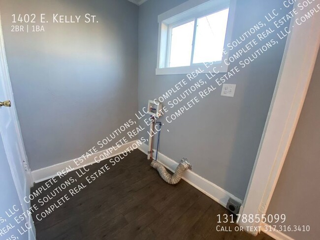 Building Photo - Now Showing this 2 bedroom, 1 bath home lo...