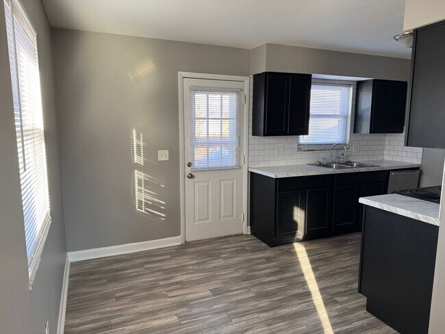 Foto del edificio - 3656-3658-3658 Clime Rd