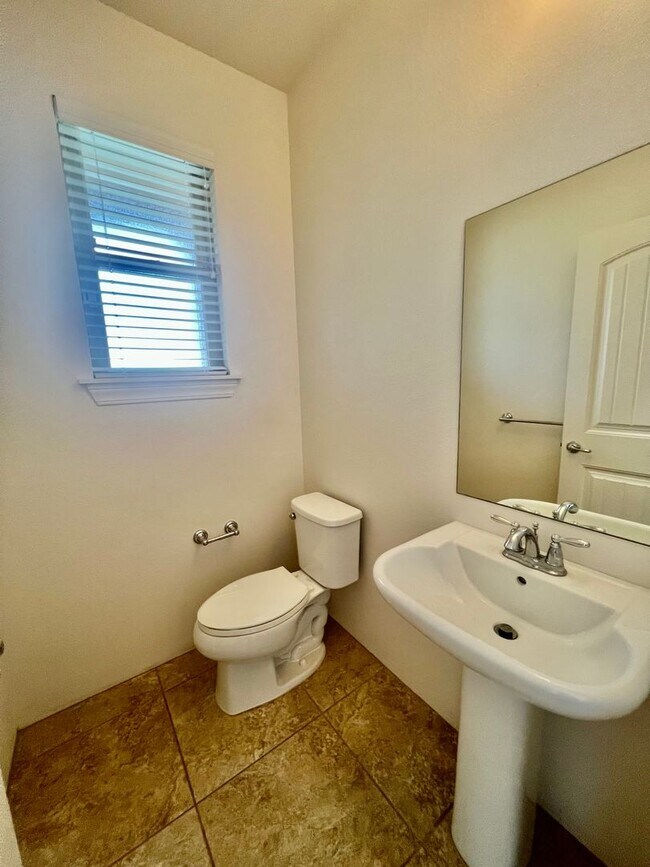 Foto del edificio - 4 Bedroom 2-Story house at Kahiwelo, Makak...